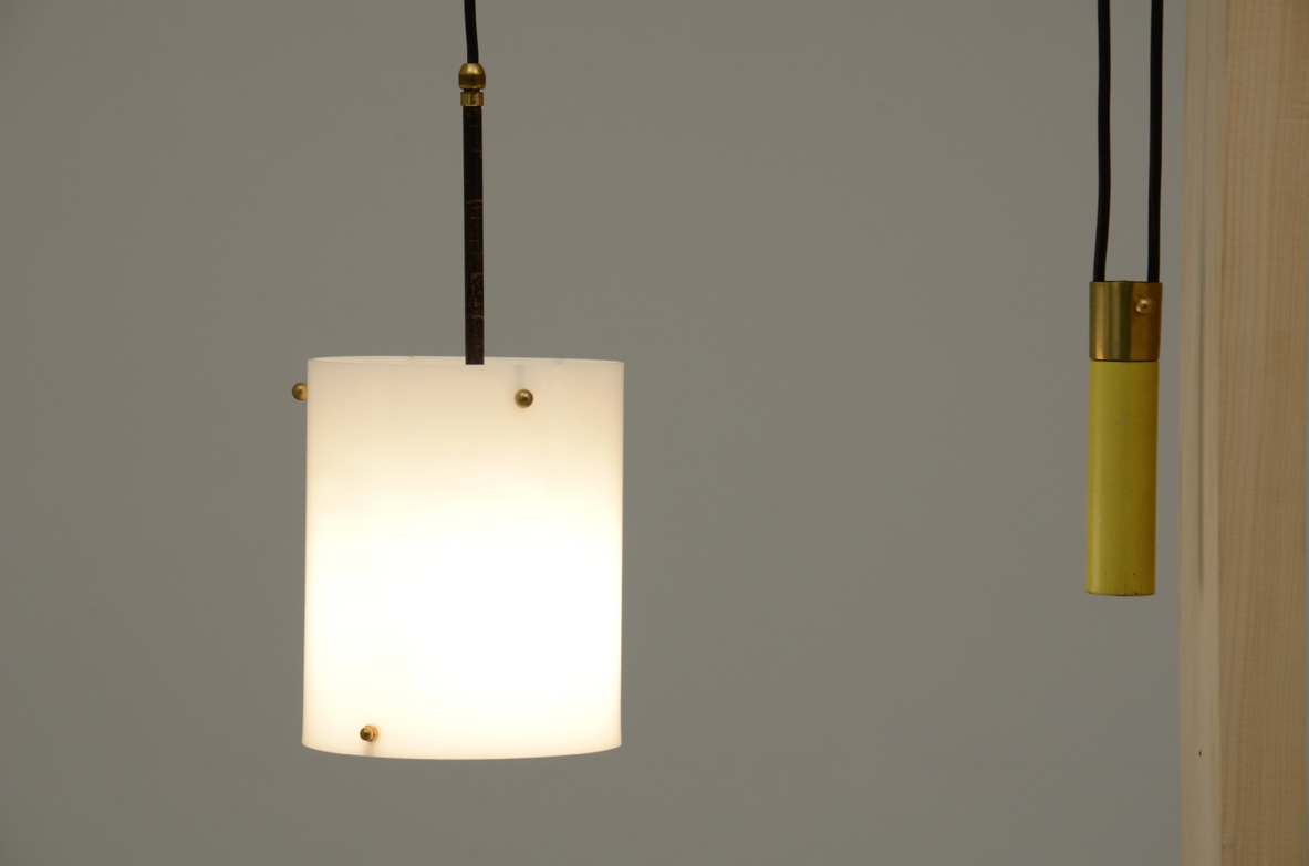 Adjustable wall lamp with yellow weight and a white polypropylene shade. France, 1950's.n