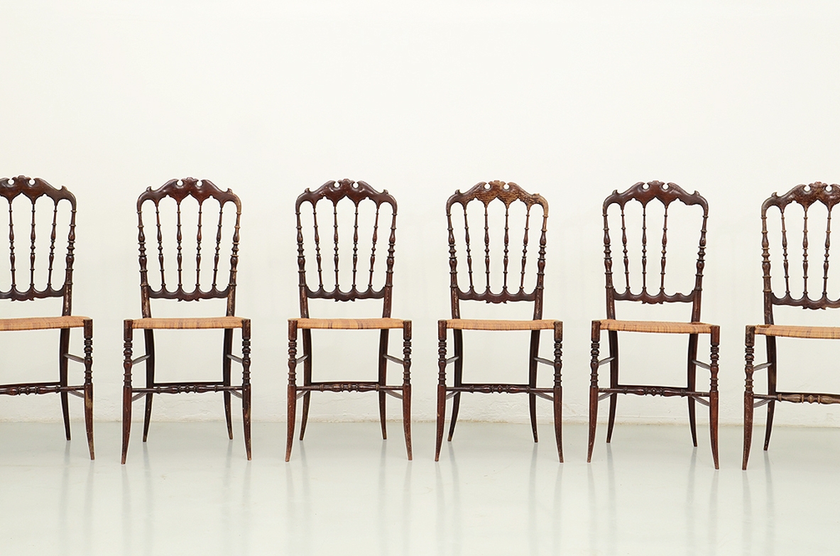Elegante gruppo di sei sedie modello Parigina in legno finemente tornito e seduta in giunco intrecciato a mano, Flli Levaggi, Chiavari, 1920ca.