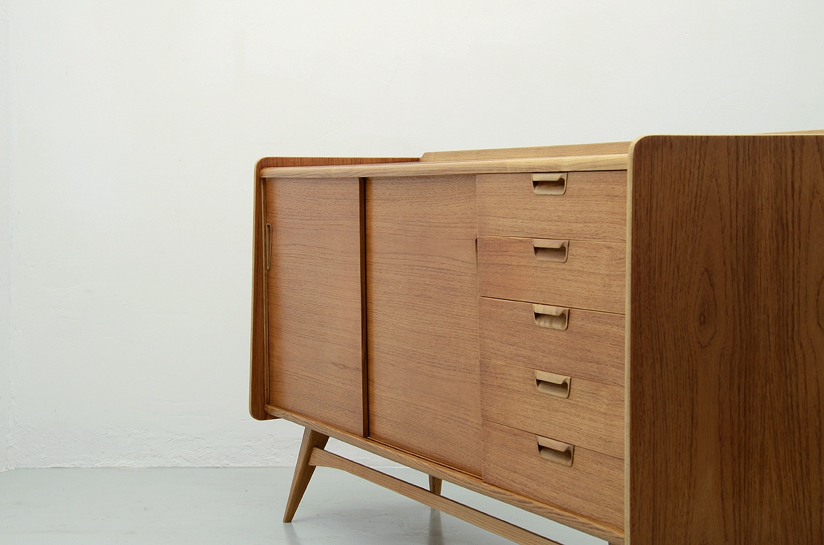 1950's French sideboard in oak with nice detalis.