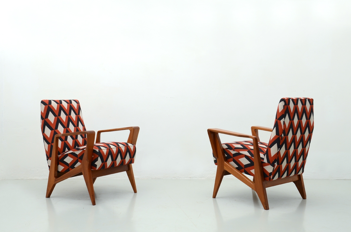 Raphael France, bella coppia di poltrone moderniste con rivestimento in tessuto geometrico, 1954.