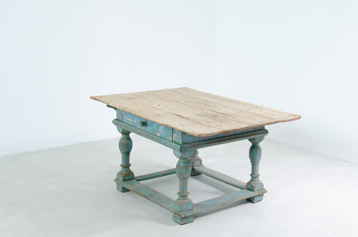 Tavolo da pagatore, gambe con crocieraq in legno tornito e dipinto, piano in legno naturale. Austria, 1850ca.