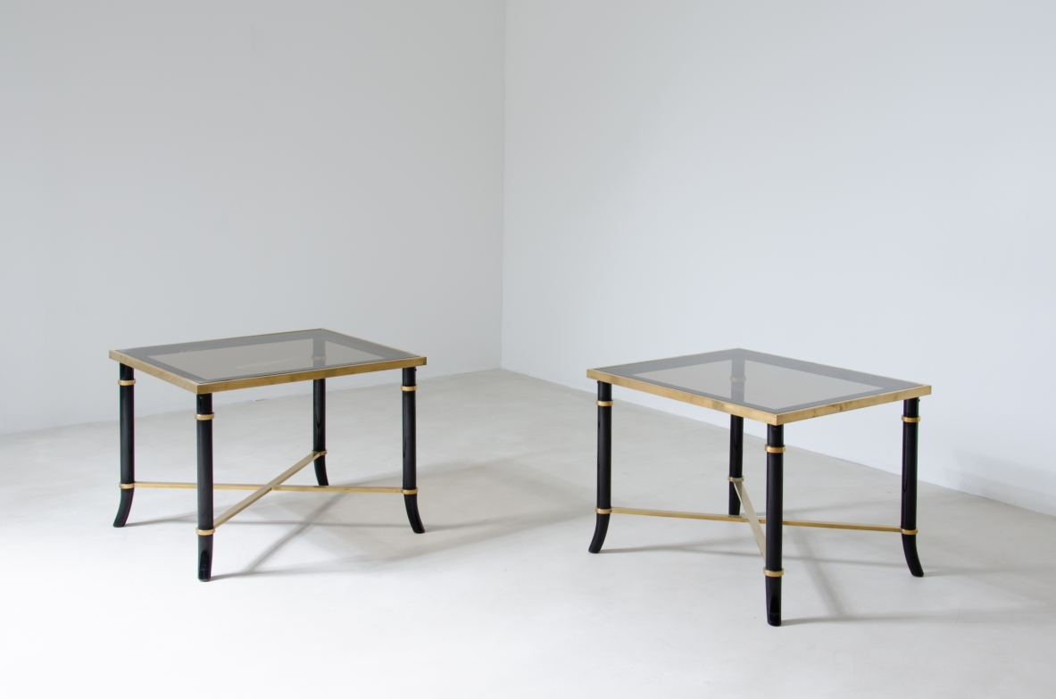 Coppia di tavolini in metallo e ottone con piano in cristallo brunito.  Manifattura Italiana 1970ca.