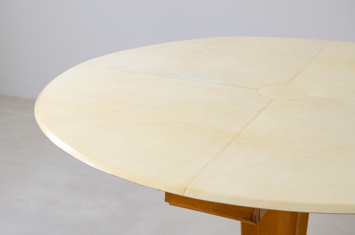 Raro tavolo con piano in pergamena e base sagomata in marmo "Rosa del Portogallo". Colonna mossa e cassetti in acero biondo. Manifattura italiana, 1950ca.