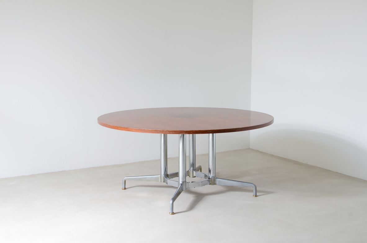 Grande tavolo con base in metallo lucidato e piano in legno.  Manifattura italiana, 1960ca.