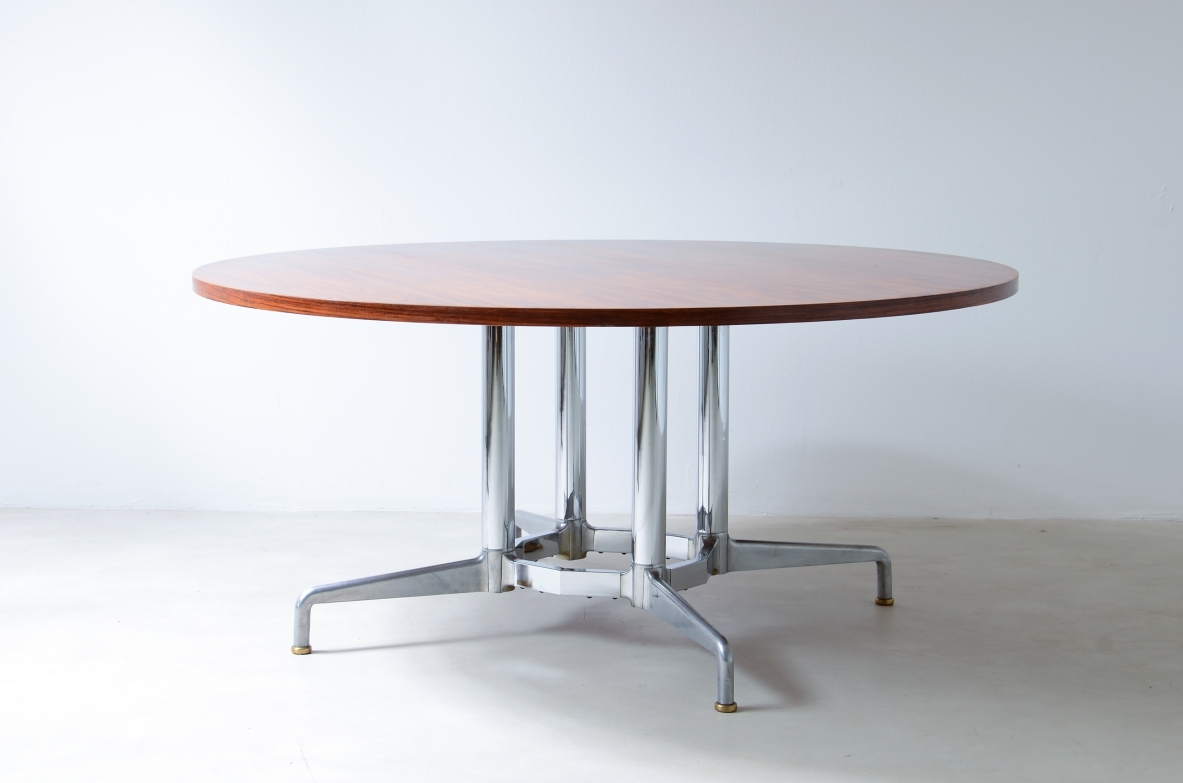 Grande tavolo con base in metallo cromato e piano in legno. I  Manifattura italiana, 1960ca.