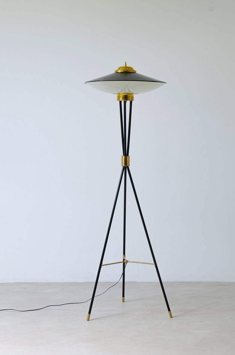 Lampada da terra con struttura in metallo e dettagli in ottone, cappello in metallo e vetro curvato.  Produzione Stilnovo, 1950ca.
