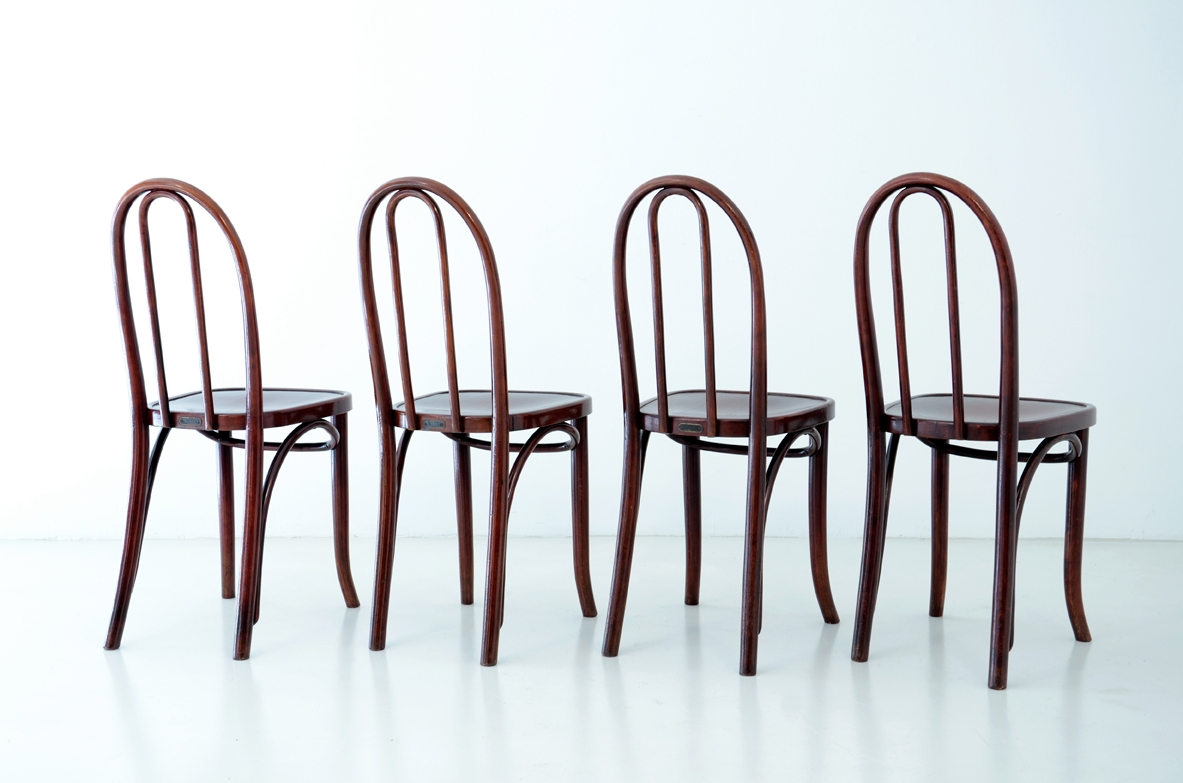Koloman Moser, quattro rare sedie in faggio curvato tinto mogano, produzione Thonet, Austria, 1900ca.