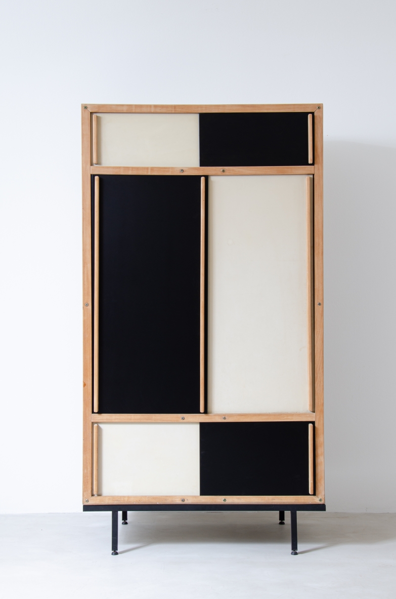 André Sornay (1902.2000)  Cabinet with sliding doors in two-color lacquered wood, wooden structure and lacquered plywood panels, iron base.  France, Lyon, 1950's.