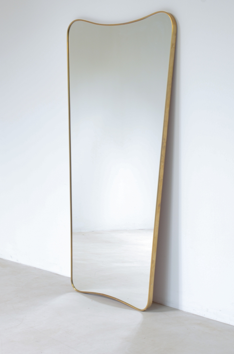 Specchiera con cornice sagomata in ottone di nuova produzione su ordinazione. Disegno Gio Ponti 1955ca.
