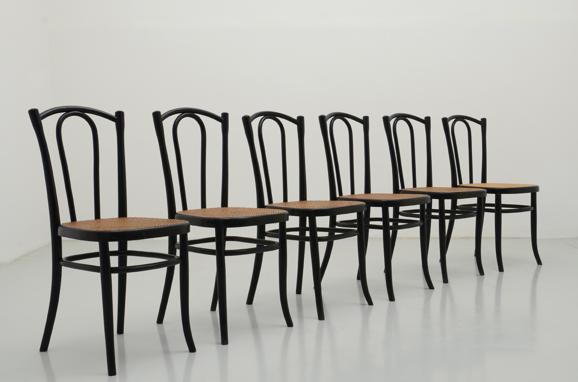 Gruppo di sei sedie in legno ebanizzato e curvato con seduta in paglia di Vienna, Fischel Austria, 1880ca.