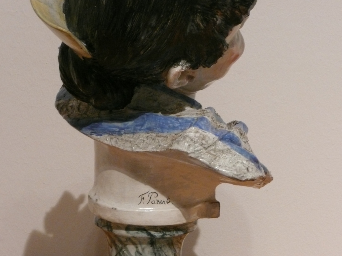 Figura di giovane donna in ceramica dipinta.  Francesco Parente, Firenze 1940ca.