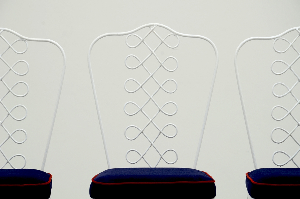 Gio Ponti, 6 sedie in ferro con motivo a nastro sullo schienale, cuscini imbottiti e rivestiti in cotone blu con profili rossi. Produzione Casa & Giardino 1940ca.