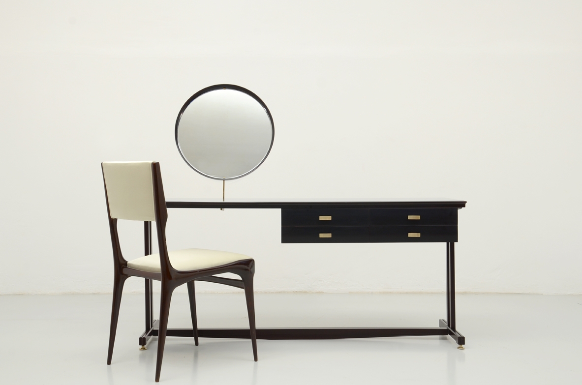 Gigi Radice, elegante tavolo da parete con quattro cassetti e specchio in cornice di legno orientabile, 1960ca.