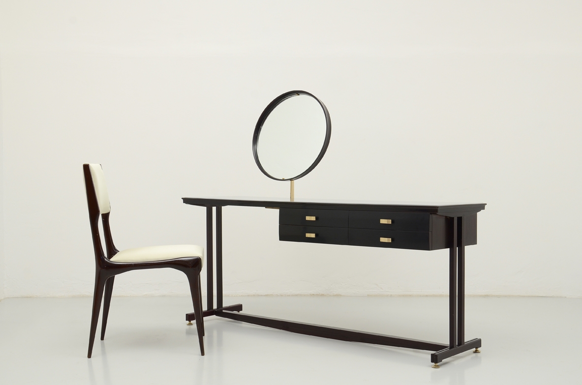 Gigi Radice, elegante tavolo da parete con quattro cassetti e specchio in cornice di legno orientabile, 1960ca.