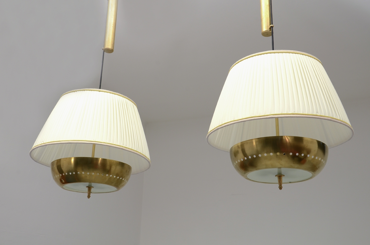 Gino Sarfatti, pair of very elegant adjustable ceiling lamps in brass with silk top, Arteluce 1940's.