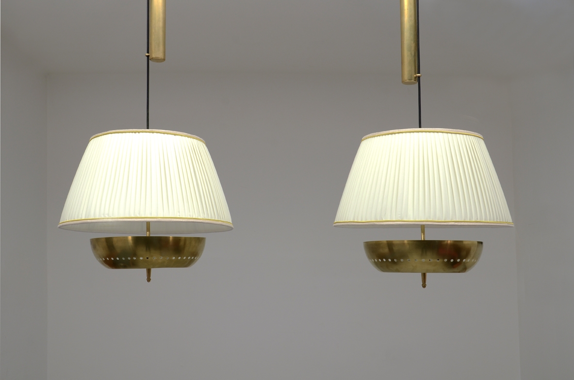 Gino Sarfatti, elegante coppia di lampade a sospensione regolabili con contappeso in ottone, piatto in ottone tornito e forato, cappello in seta, produzione Arteluce 1940ca.