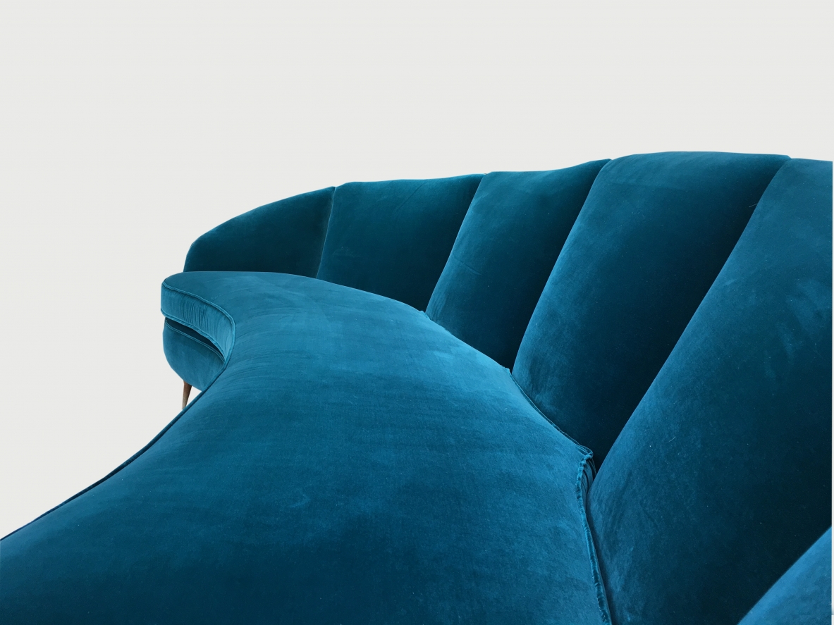 Grande divano curvo di bella linea rivestito in velluto verde/blu petrolio. Manifattura Italiana,1940ca.