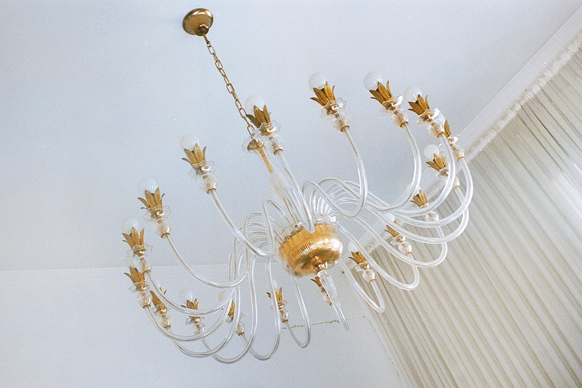 Palme & Walter, maestoso chandelier in cristallo trasparente con dettagli in ottone.