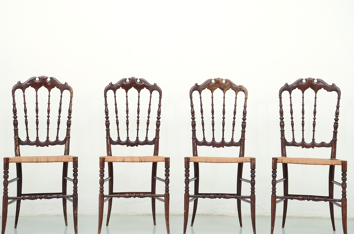 Elegante gruppo di sei sedie modello Parigina in legno finemente tornito e seduta in giunco intrecciato a mano, Flli Levaggi, Chiavari, 1920ca.