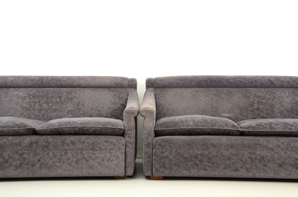 Luigi Caccia Dominioni, coppia di divani a due posti con fusto in legno, produzione Azucena, 1967.
