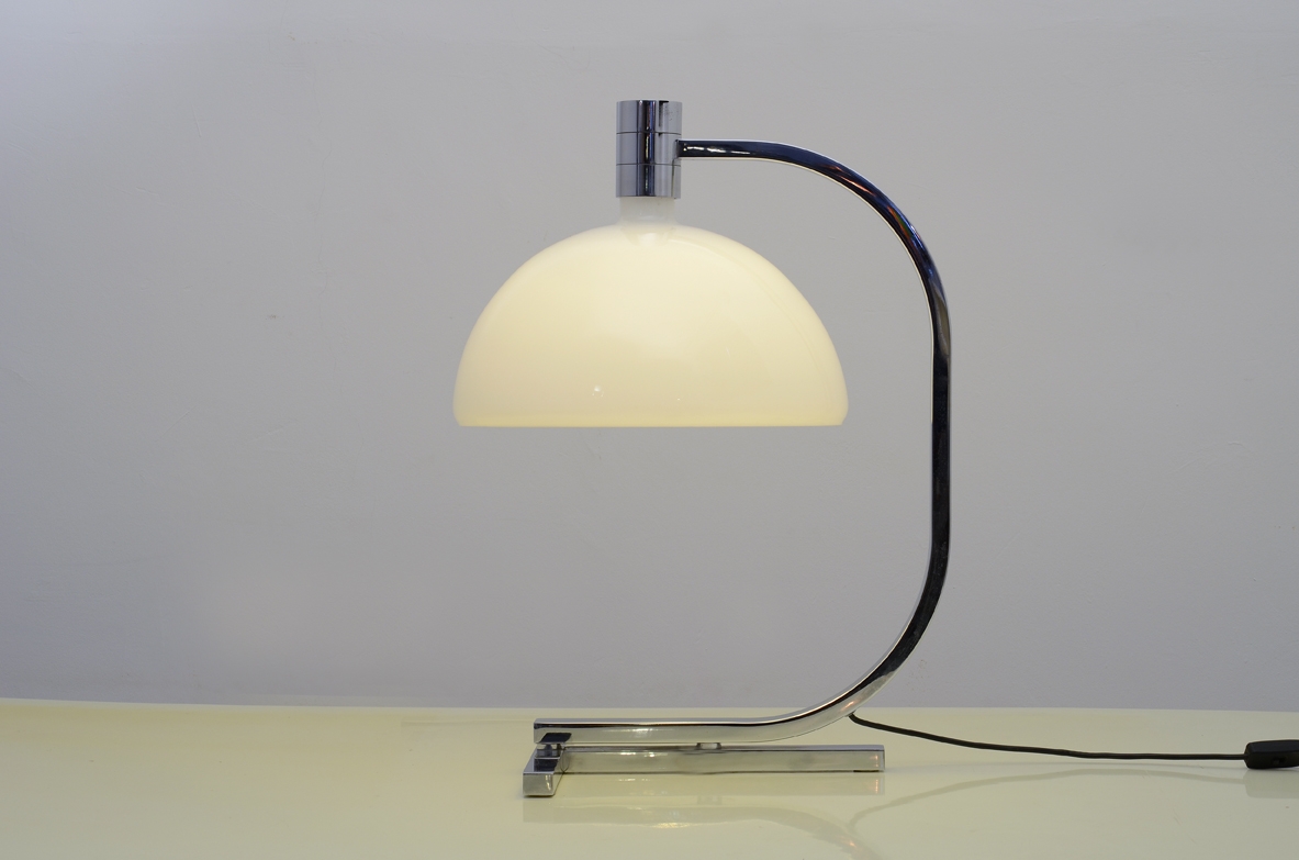 Franco Albini, grande lampada da tavolo in metallo cromato con campana in vetro, produzione Sirrah, Italia 1969.