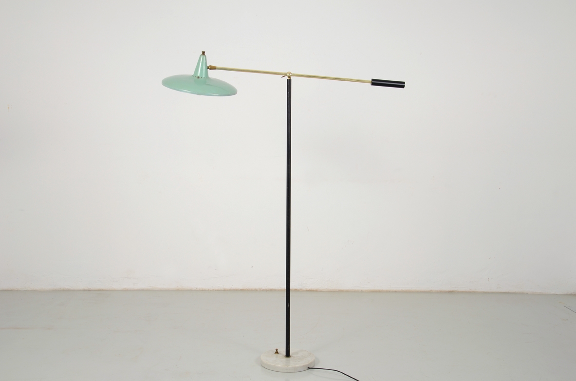 Stilnovo, lampada da terra a bilanciere in ottone e metallo laccato. Italia 1950ca.