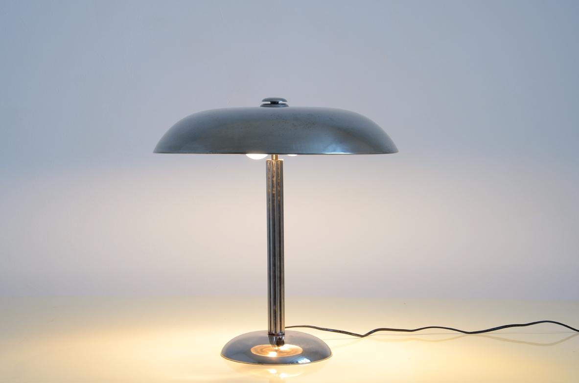 Grande lampada da tavolo in metallo cromato, Italia 1930ca.