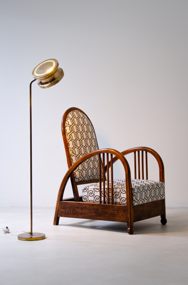 Poltroncina Art Deco in rovere con braccioli curvi e schienale reclinabile, Francia 1930ca.