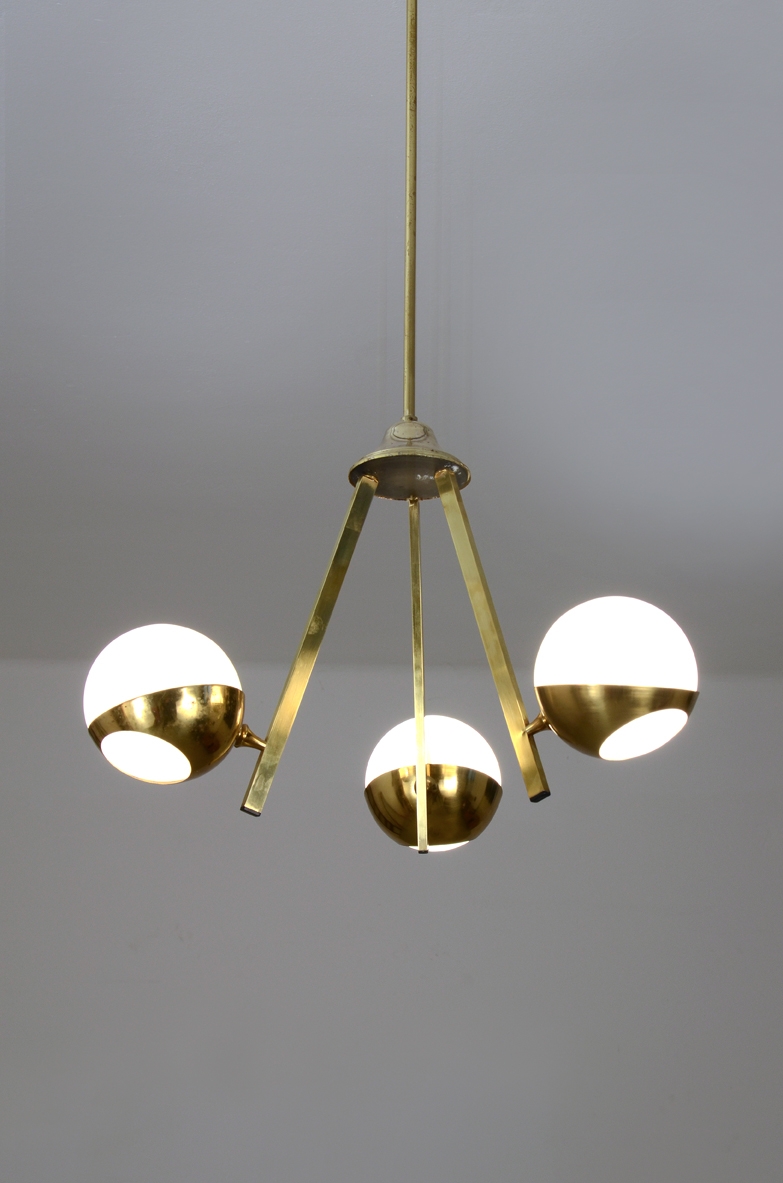 Stilnovo, lampadario in metallo a tre sfere in ottone e opaline, 1950ca.