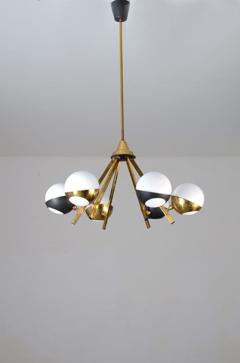 Stilnovo, lampadario in metallo a sei sfere nero e ottone e opaline, 1950ca.