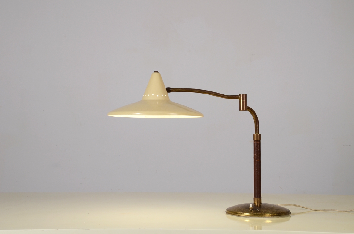 Lampada da tavolo con stelo in ottone e cappello in metallo laccato 1950ca