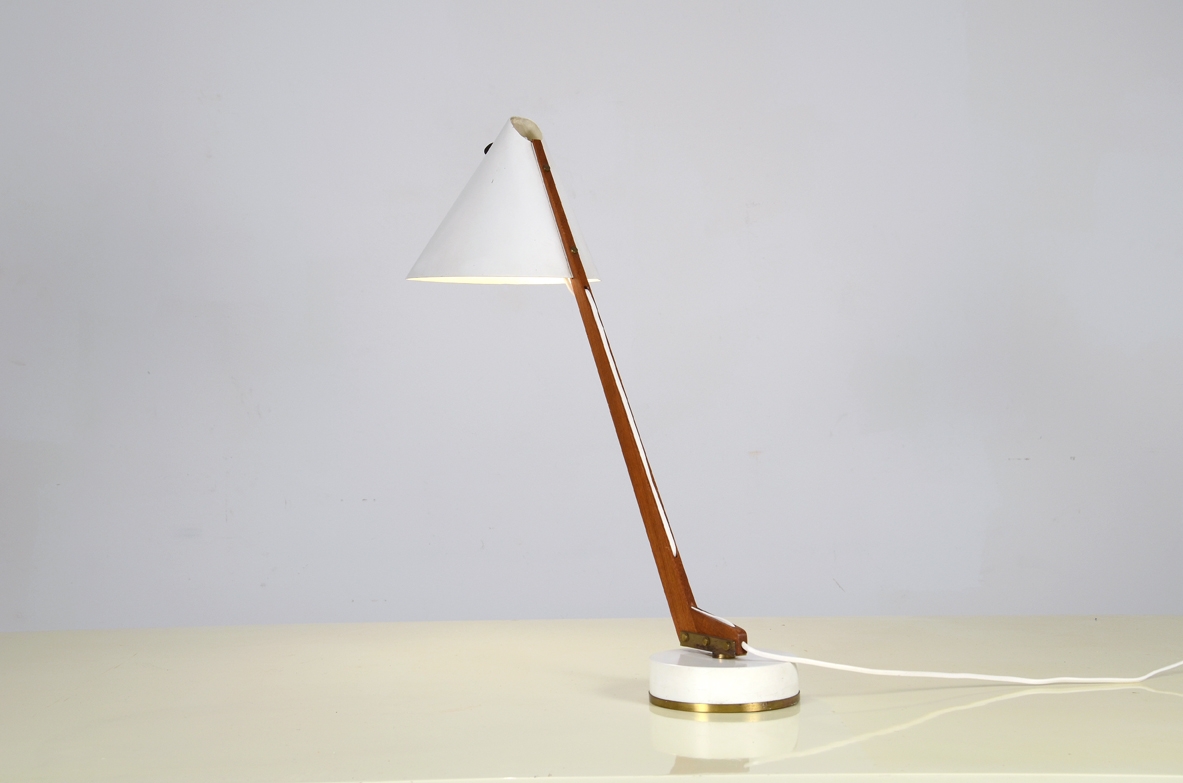 H.Agne Jacobsson, rara lampada da tavolo in metallo laccato con stelo in tek, Svezia 1950ca.