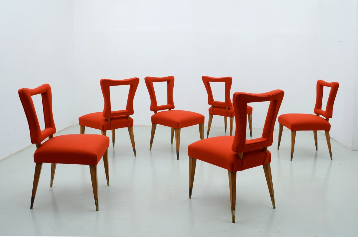 Pietro Lingeri, raro gruppo di 6 sedie in rovere con eleganti puntali in ottone, rivestimento in panno rosso, italia 1950 ca.