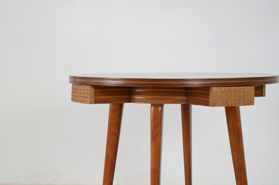 Osvaldo Borsani, elegante tavolo in ciliegio con cassetti intagliati e raffinati dettagli di alta ebanisteria, Atelier Borsani Varedo 1935ca