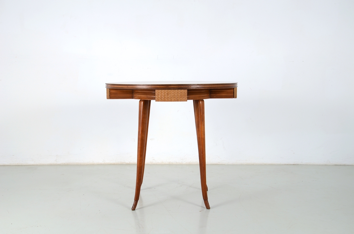 Osvaldo Borsani, elegante tavolo in ciliegio con cassetti intagliati e raffinati dettagli di alta ebanisteria, Atelier Borsani Varedo 1935ca