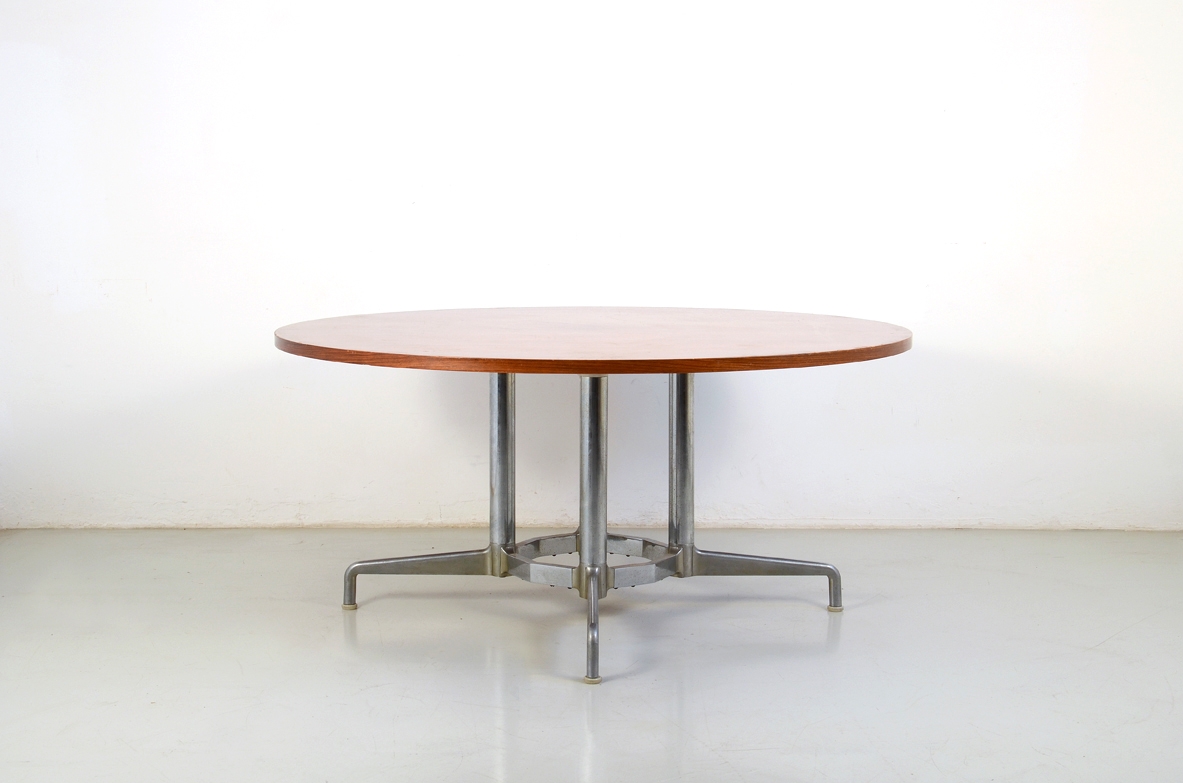 Grande tavolo con base in metallo cromato e piano in legno. Italia, 1960ca.
