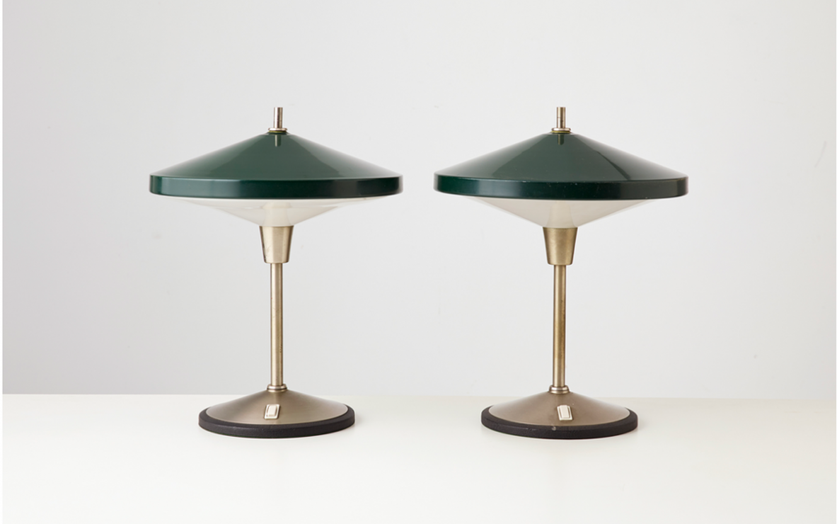Coppia di lampade da tavolo in acciaio spazzolato e metallo laccato verde inglese.Produzione Stilnovo 1960ca.