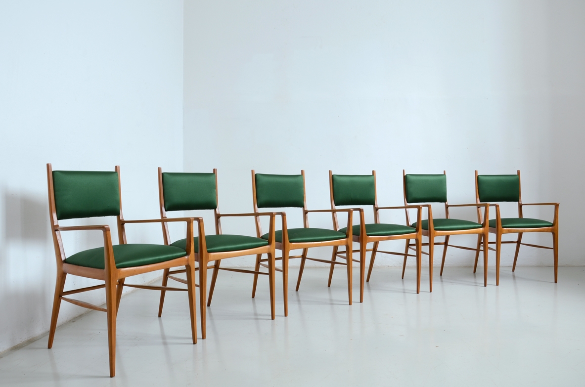 Elegante gruppo di 6 sedie in ciliegio, con seduta e schienale in raso, anni '50.