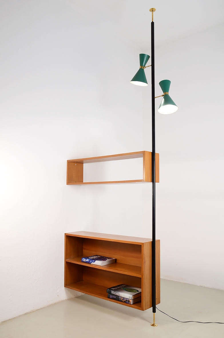 Edoardo Gellner, mobile divisorio composta da due mensole pensili in legno chiaro e due lampade in metallo laccato e ottone