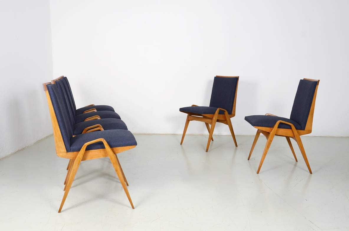Luigi Scremin, sei sedie con struttura in legno chiaro, seduta e schienale rivestiti in cotone blu notte, 1950ca.