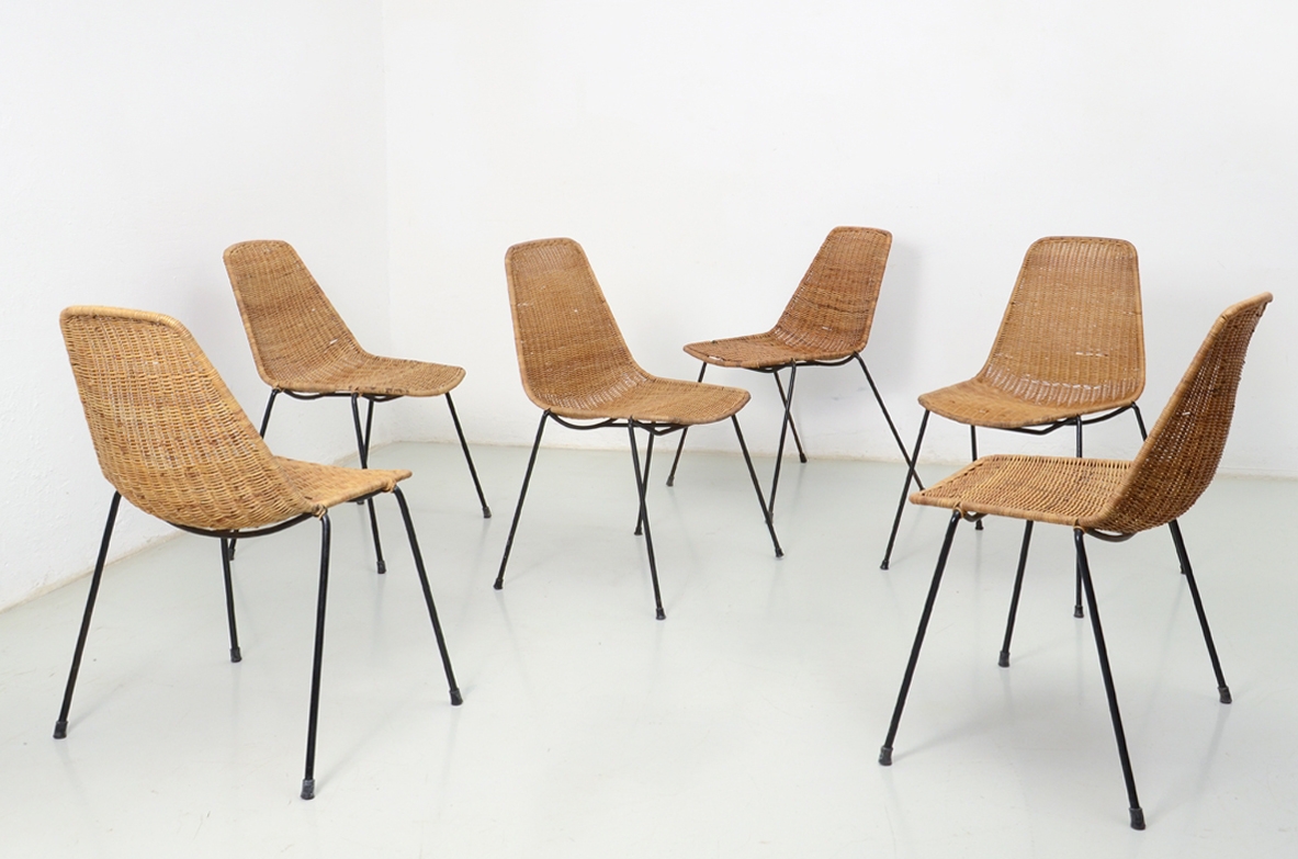 Gianfranco Legler, gruppo di 6 sedie e 2 poltroncine a pozzetto, struttura in metallo e seduta in rattan. Produzione Bonacina 1954.