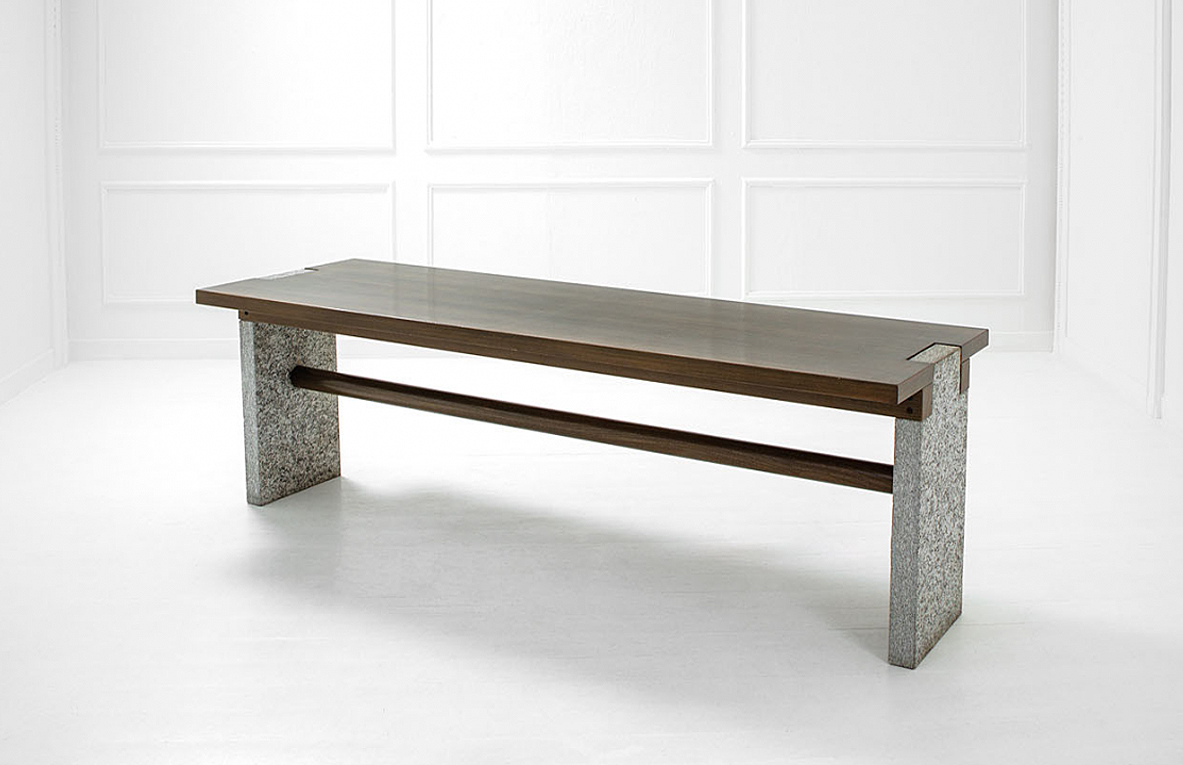 Carlo Scarpa, raro tavolo console con montanti in granito grigio e piano in legno di rovere tinto. Prod. Simon, 1972.