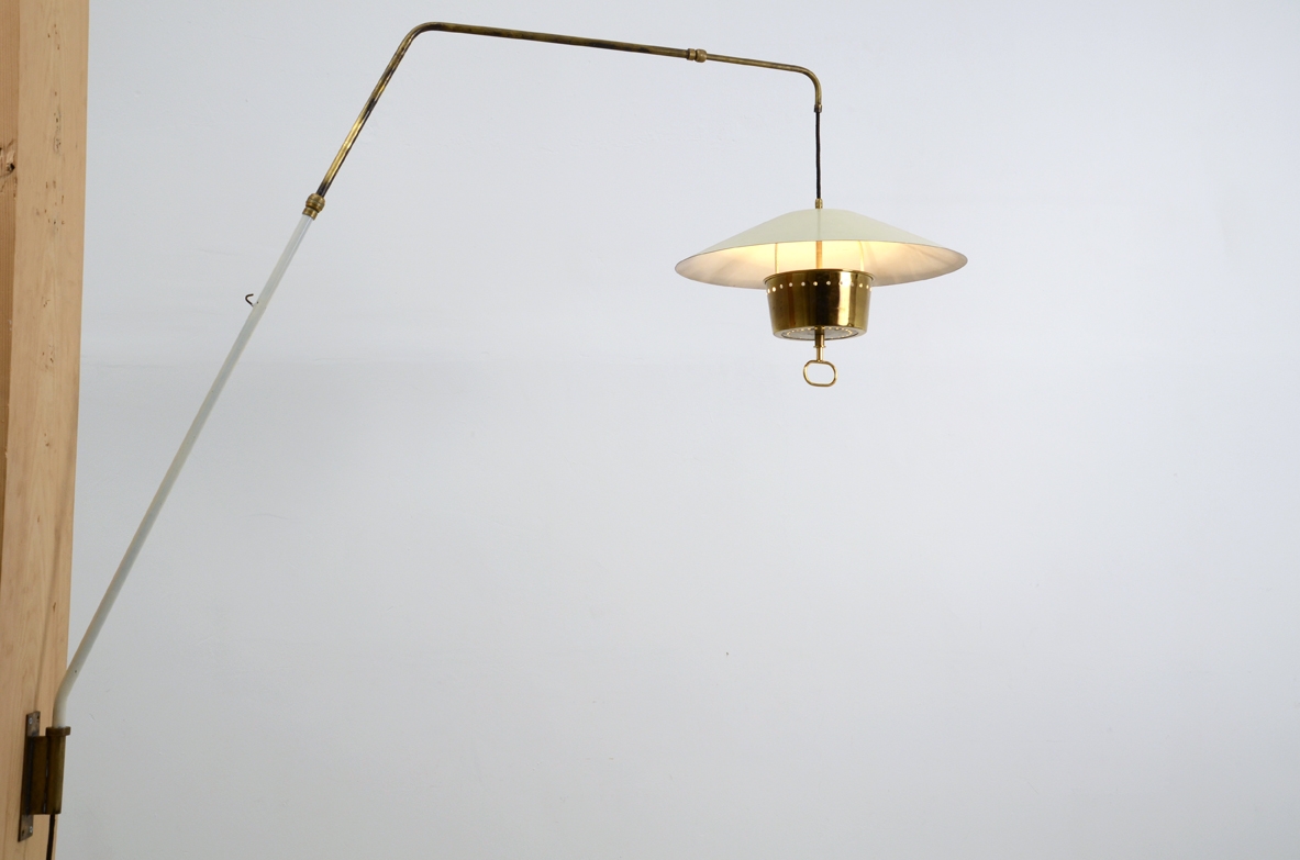 Gaetano Scolari, lampada saliscendi da parete con stelo e cappello in ottone e ottone laccato e contappeso. Produzione Stilnovo 1950ca.