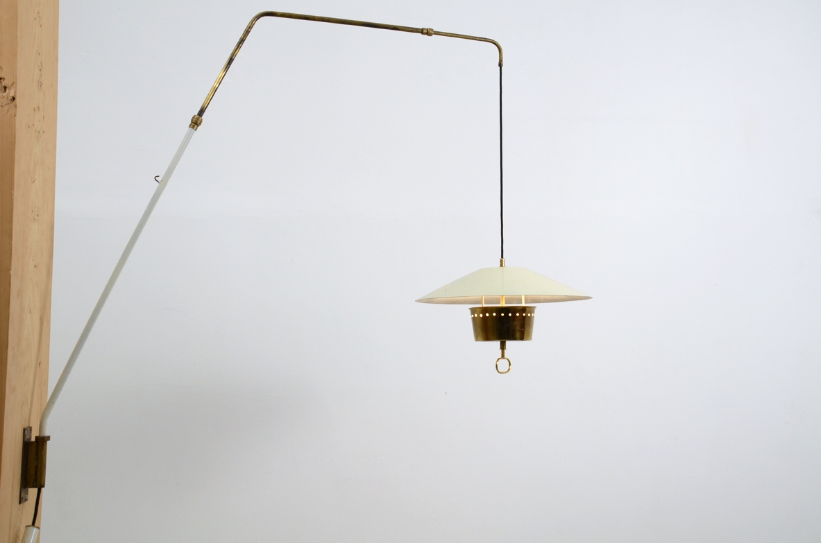 Gaetano Scolari, lampada saliscendi da parete con stelo e cappello in ottone e ottone laccato e contappeso. Produzione Stilnovo 1950ca.