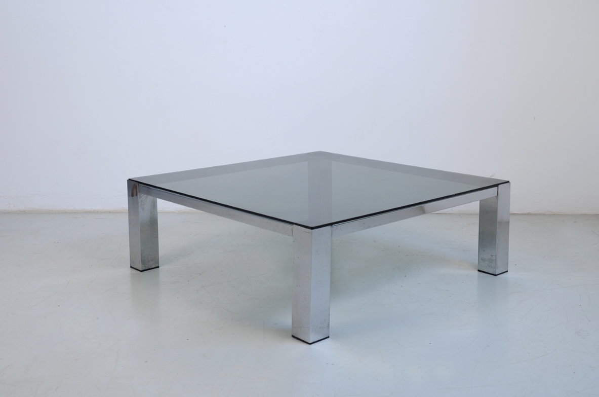 Grande tavolino da caffè con struttura in metallo e piano quadrato in vetro. 1960ca.