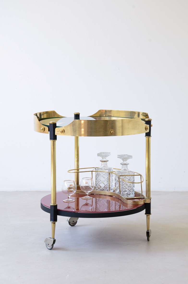 Elegante carrello con struttura in fetto e ottone, piani in cristallo e vetro opaline, manifattura italiana 1960ca.