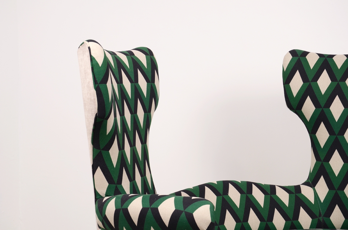 Maurizio Tempestini, divano con struttura in legno e rivestimento in tessuto imbottito.