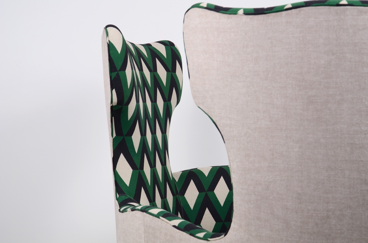 Maurizio Tempestini, divano con struttura in legno e rivestimento in tessuto imbottito.