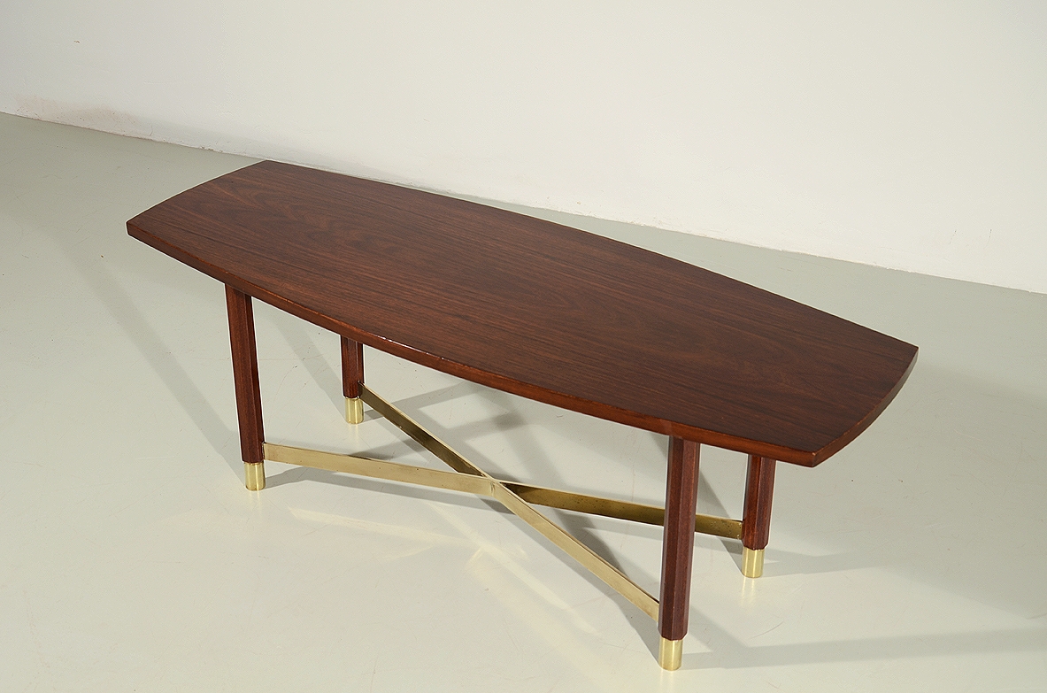 Piccolo elegante tavolino in palissandro con importante crociera alla base e piano leggermente curvato. Manifattura Italiana 1950ca.
