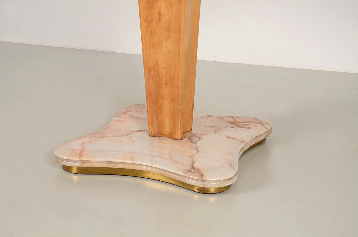 Raro tavolo con piano in pergamena e base sagomata in marmo 